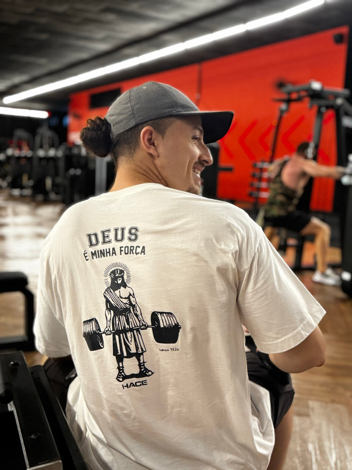 Cliente usando camiseta Deus é Minha Força da HACE