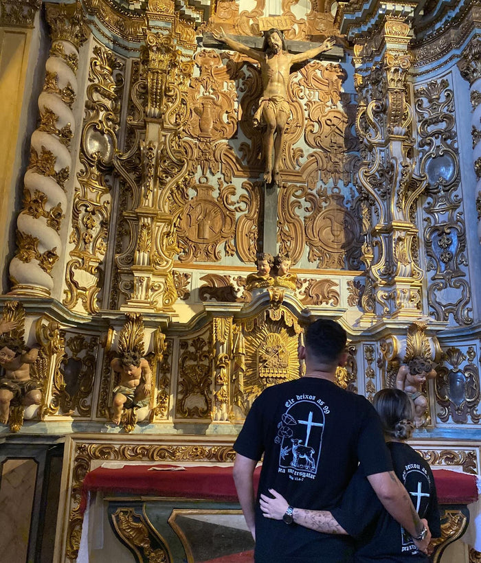 Cliente usando camiseta A Centésima preta da HACE