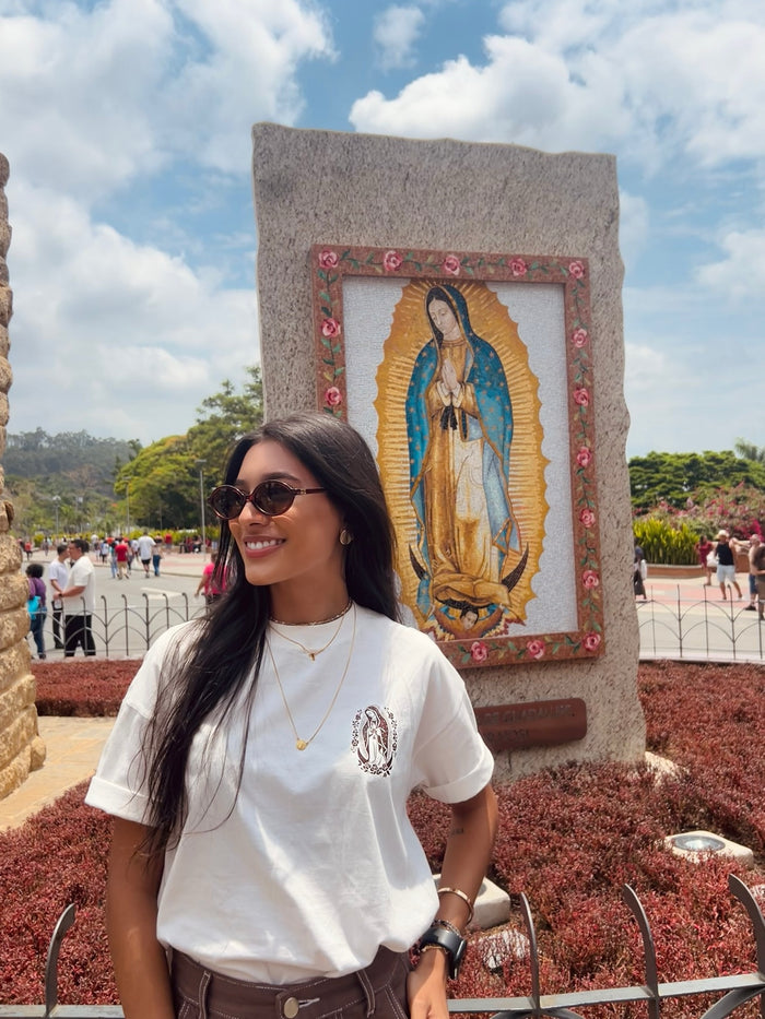 Cliente usando camiseta Guadalupe da HACE