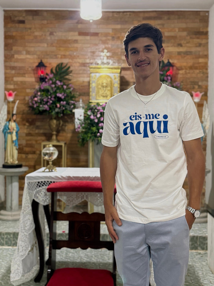 Cliente usando camiseta Eis-me Aqui da HACE