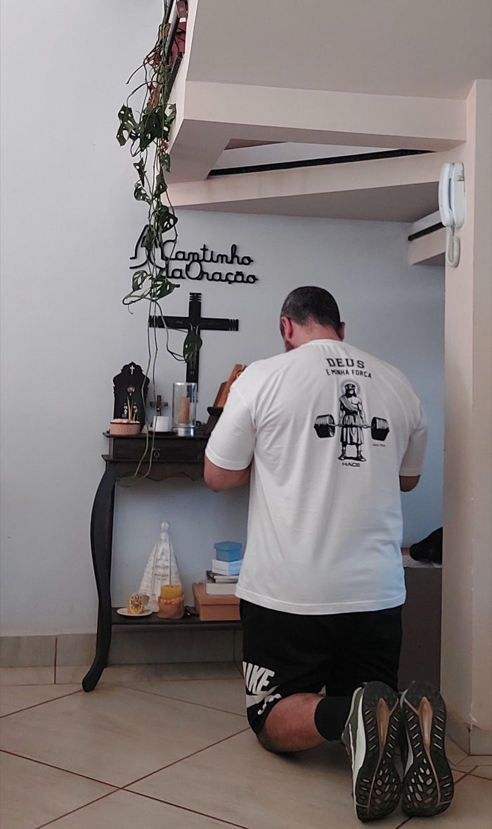 Cliente usando camiseta Deus é Minha Força da HACE